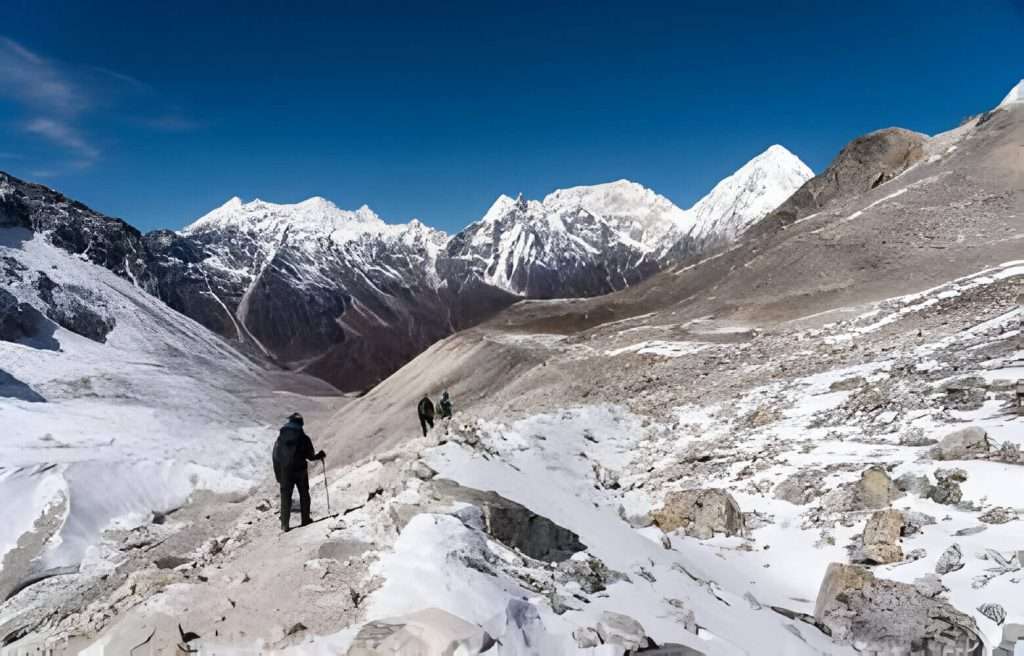 Manaslu Circuit Trek with Tibet Border Tour larke la pass
